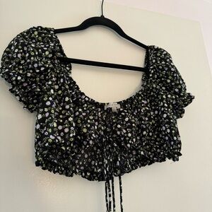 Love tree black cropped floral tie front blouse with puff sleeves size large